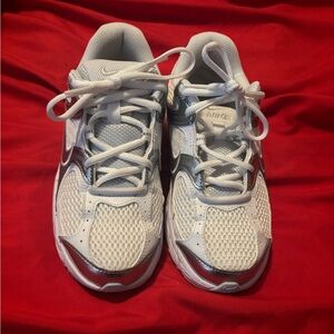 Nike V5 RNR White and Gray Big Kids 5/Women’s 6.5